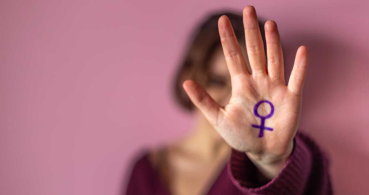 Outubro Rosa: direitos trabalhistas das mulheres em casos de licença para tratamento